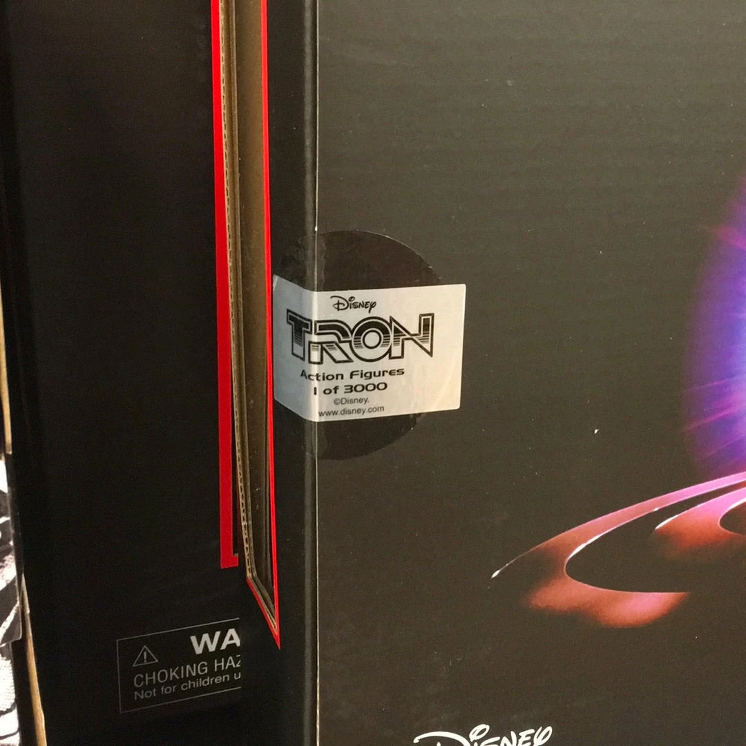 Diamond Select Disney Collection SDCC 2021 TRON DLX ACTION FIGURE BOX SET
